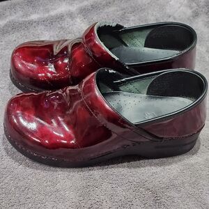 Dansko Professional Clog, patent leather, Ruby/red/burgundy , size 40